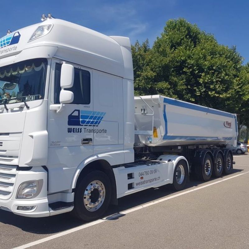 Ein weisser Lkw steht am Strassenrand. Foto von der Weiss Transporte AG.
