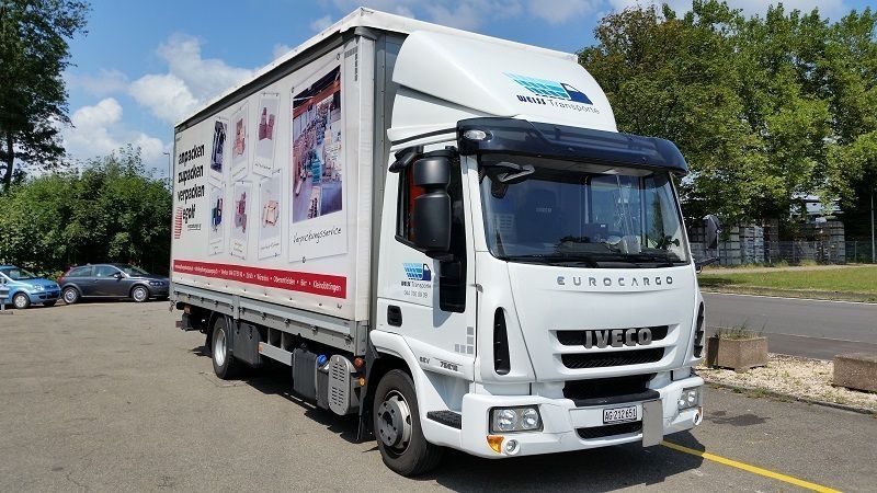 Ein weisser Lastwagen steht auf einem Parkplatz. Foto von der Weiss Transporte AG.