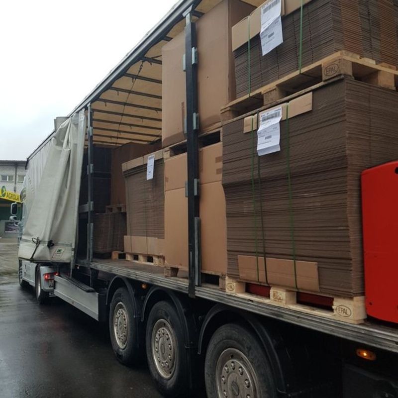 Ein Lkw wird mit Kartons und Paletten beladen. Foto von der Weiss Transporte AG.