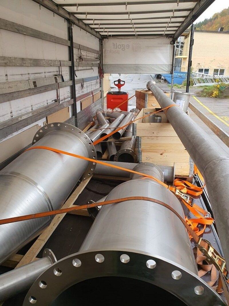 Ein Lkw voller Edelstahlrohre und -schläuche. Foto von der Weiss Transporte AG.