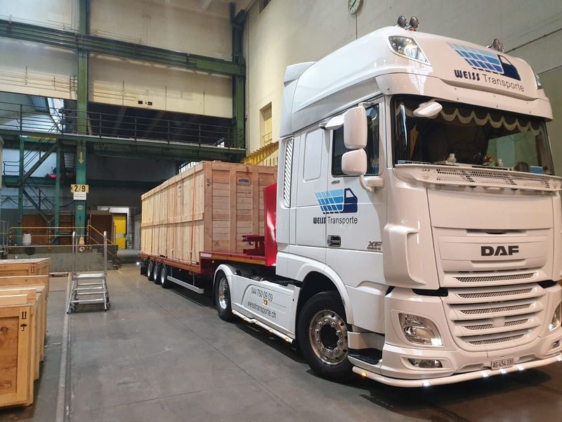 Ein grosser weisser Lastwagen steht in einer Lagerhalle. Foto von der Weiss Transporte AG.