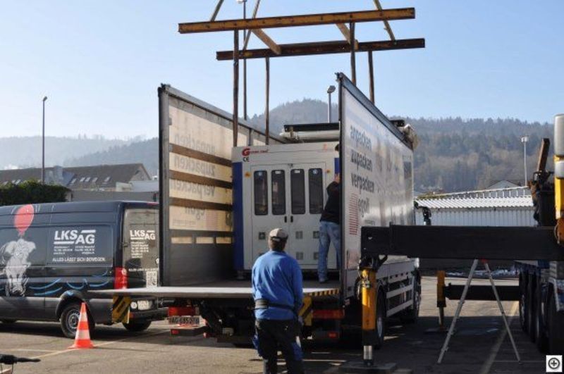 Ein Mann steht vor einem Lkw. Foto von der Weiss Transporte AG.
