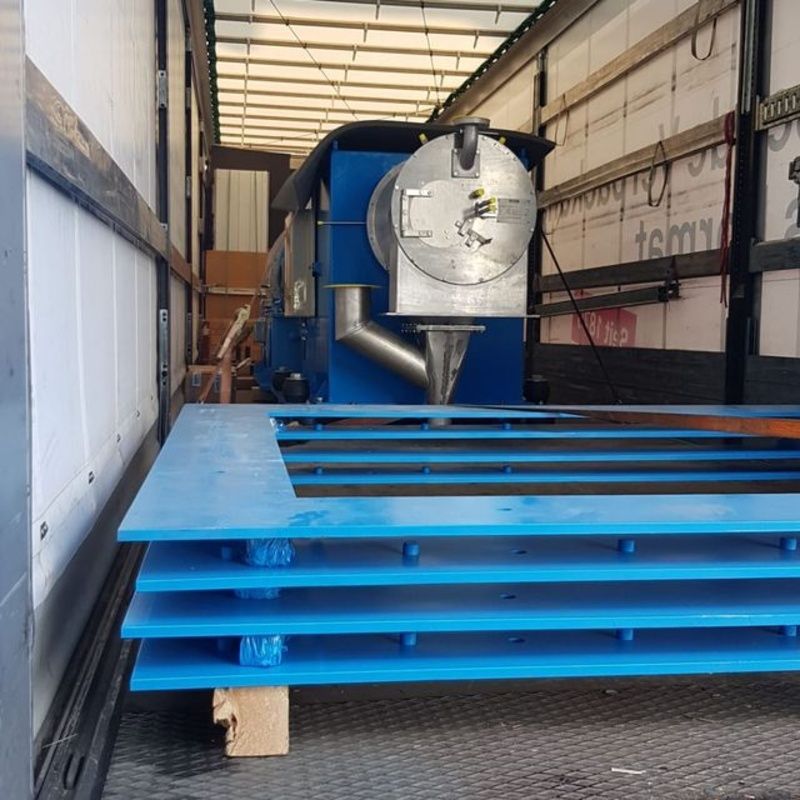 Eine blaue Maschine steht auf der Ladefläche eines Lastwagens. Foto von der Weiss Transporte AG.