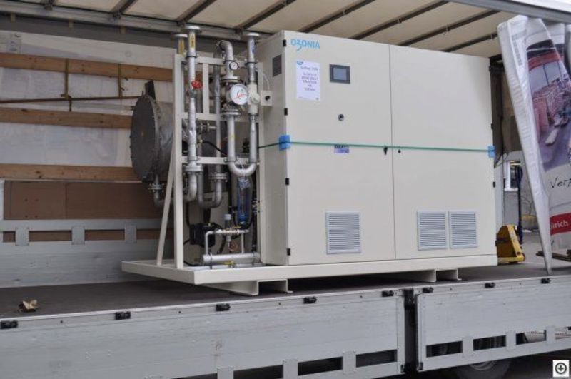 Eine grosse weisse Maschine steht auf der Ladefläche eines Lastwagens. Foto von der Weiss Transporte AG.