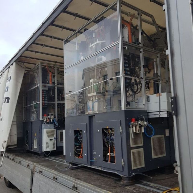 Ein Lkw mit viel Maschinerie auf der Ladefläche. Foto von der Weiss Transporte AG.