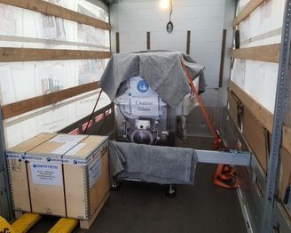 Auf der Ladefläche eines Lkws steht eine Maschine. Foto von der Weiss Transporte AG.