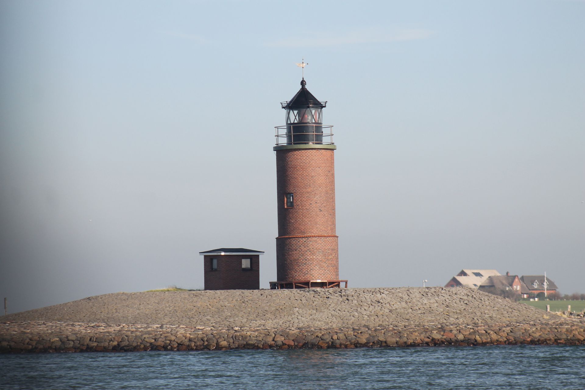 Ein blauer Himmel mit weißen Wolken über einem Gewässer