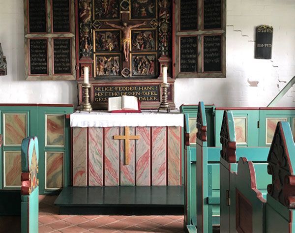 Ein Altar in einer Kirche mit einem Kreuz darauf