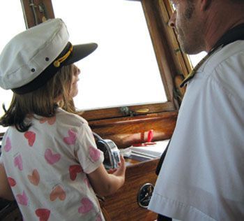 Ein Mann und ein Mädchen schauen aus dem Fenster eines Bootes