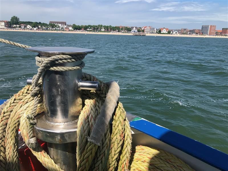Eine Luftaufnahme eines Gewässers mit einer Stadt im Hintergrund
