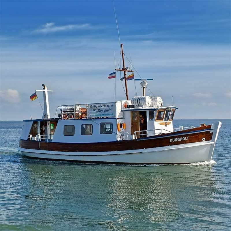 Die MS Rungholt fährt auf ruhigem Wasser nahe der Seehundbänke Husum.