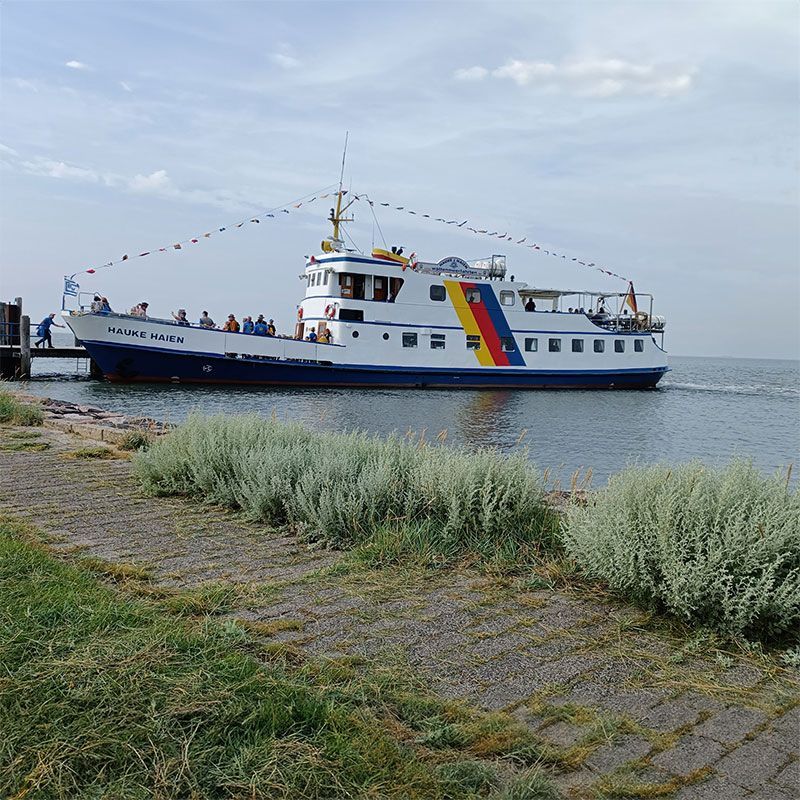 Ein Boot liegt an einem Pier im Wasser.