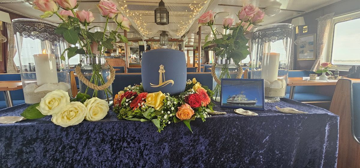 Ein Tisch mit Blumen und Kerzen in einem Restaurant.
