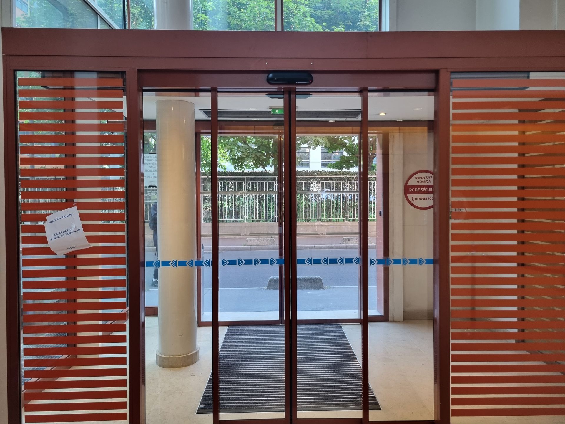 Porte vitrée automatique.