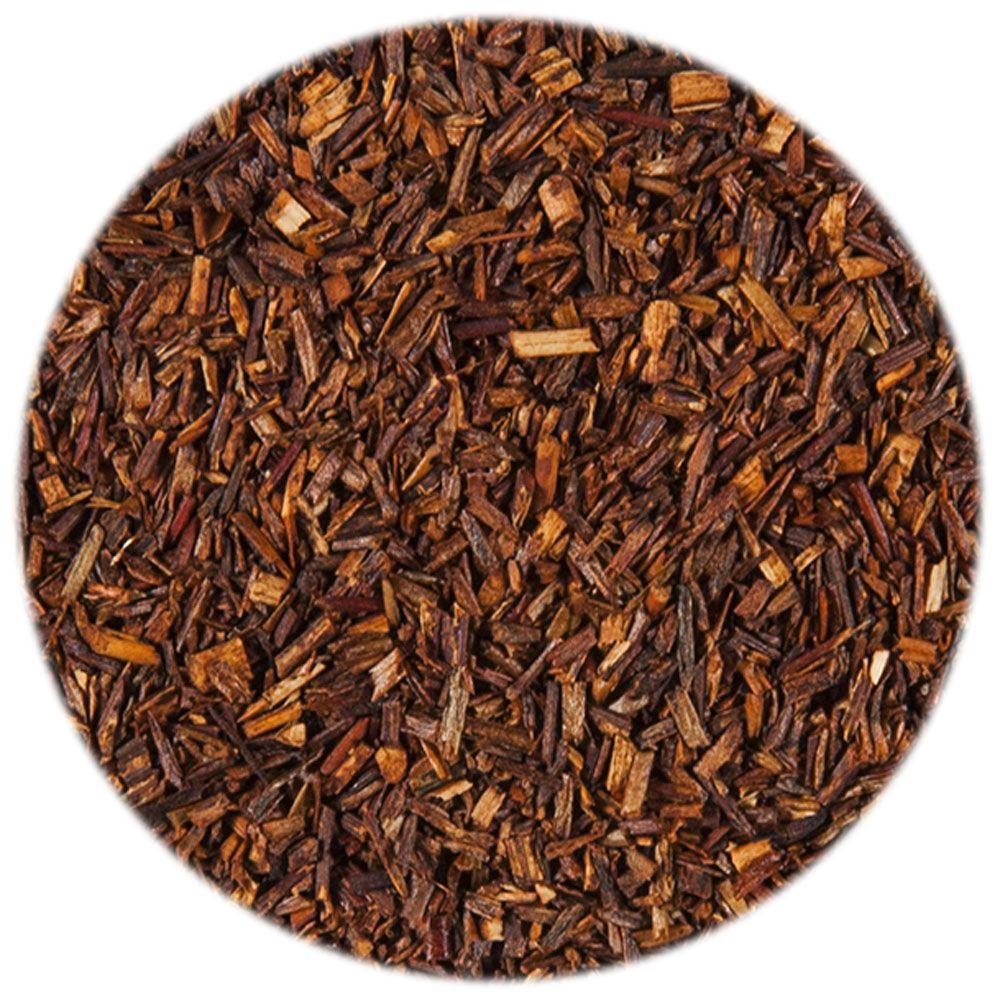 Eine Nahaufnahme vonRooibos-Tee in einem Kreis auf einem weißen Hintergrund.
