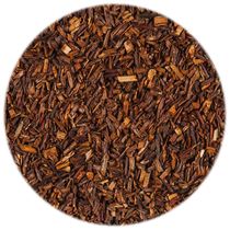 Eine Nahaufnahme vonRooibos-Tee in einem Kreis auf einem weißen Hintergrund.