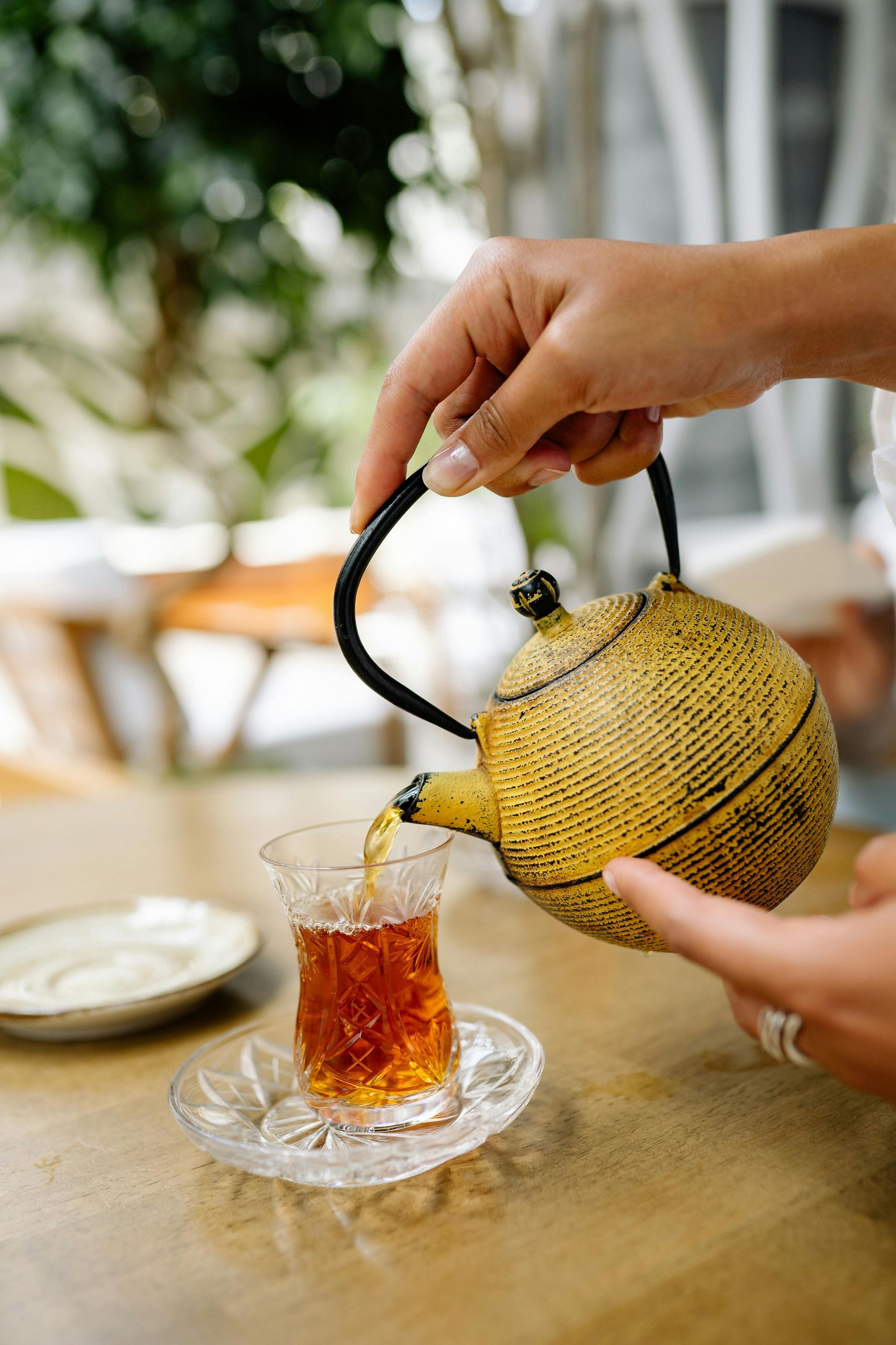 Eine Frau sitzt auf einem Stuhl und hält eine Tasse Tee