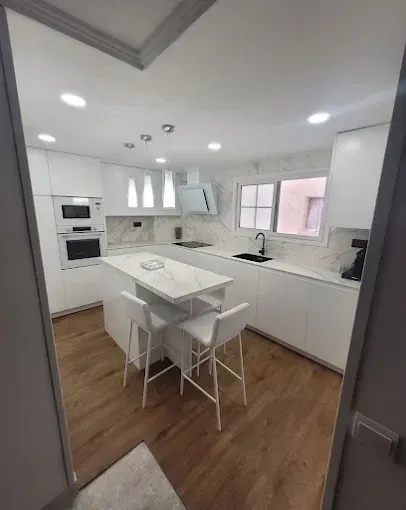 Cocina reformada y amueblada. 