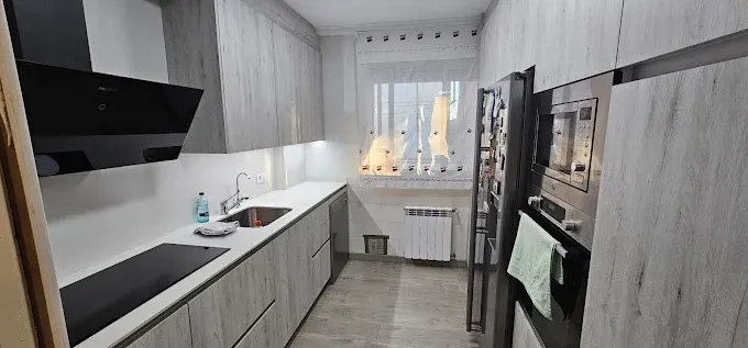 Cocina reformada y amueblada.