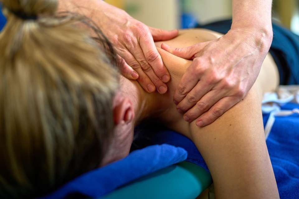 Massage bei der Physiobehandlung bei der PhysioFit Bosshard AG
