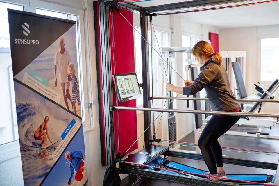 Frau macht Sportübung bei der Physiobehandlung bei der PhysioFit Bosshard AG