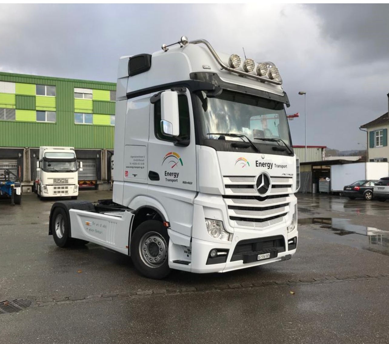 Weißer Mercedes LKW