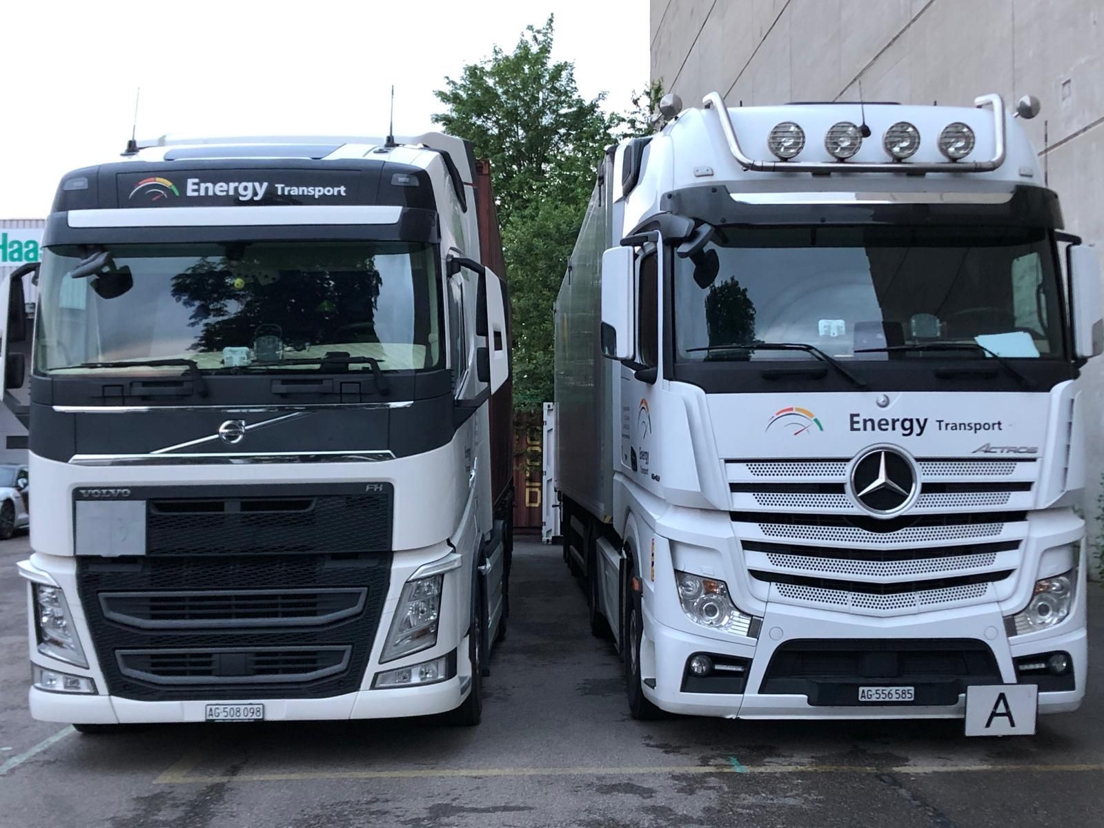 Zwei LKWs parken auf Hinterhof