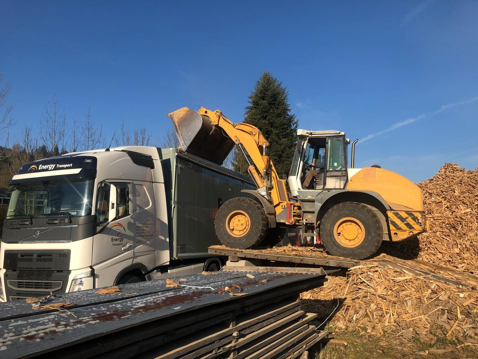 Energy Transport AG Bagger belädt LKW