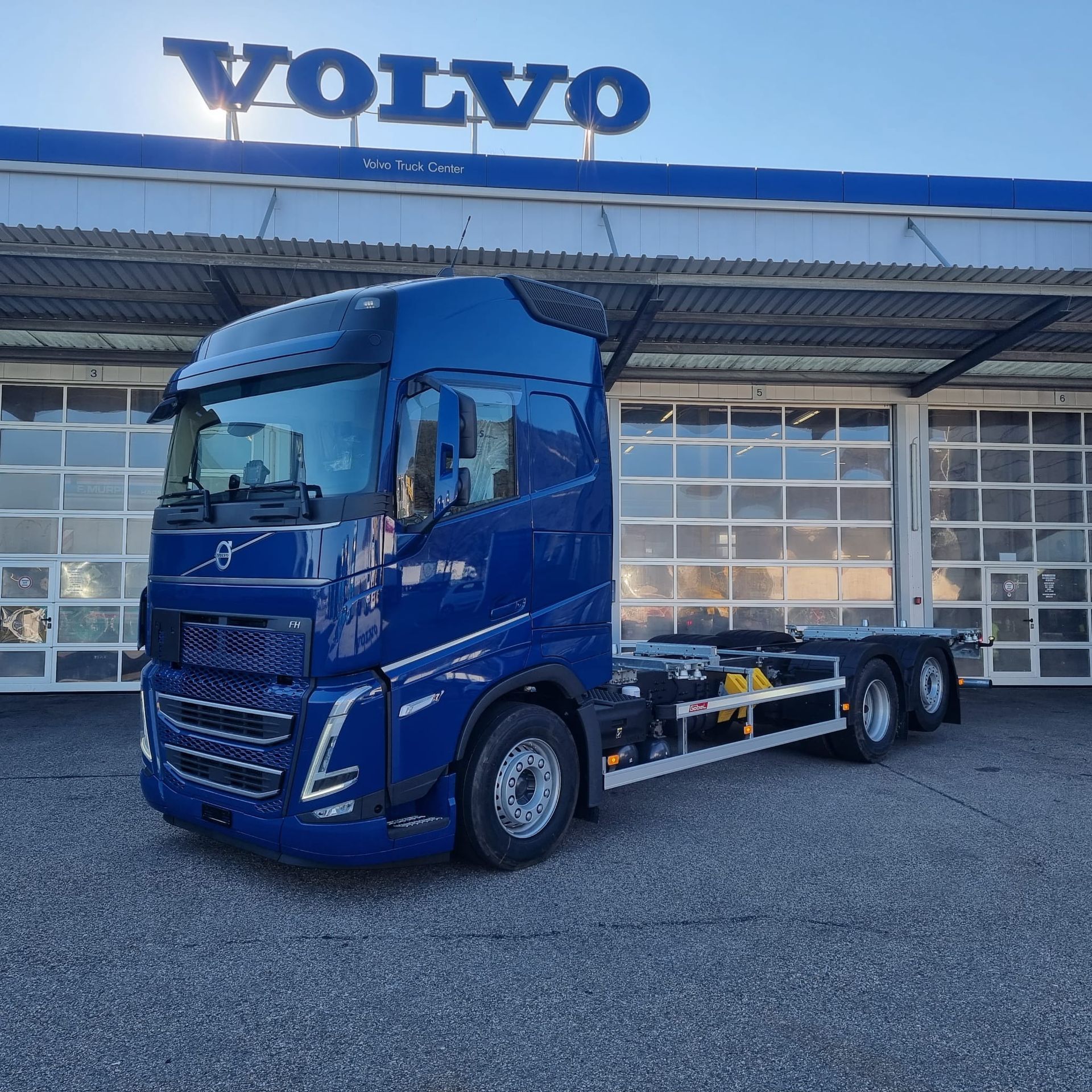 Energy Transport AG LKW Volvo blau