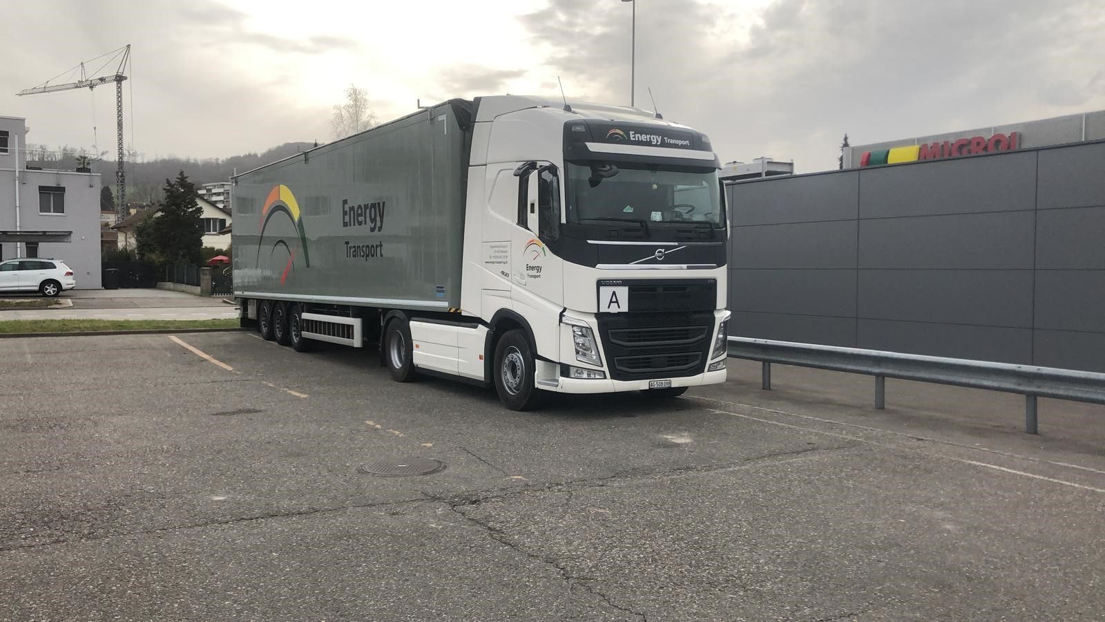 Blauer Iveco LKW im Vodergrund, weitere Iveco LKWs im Hintergrund