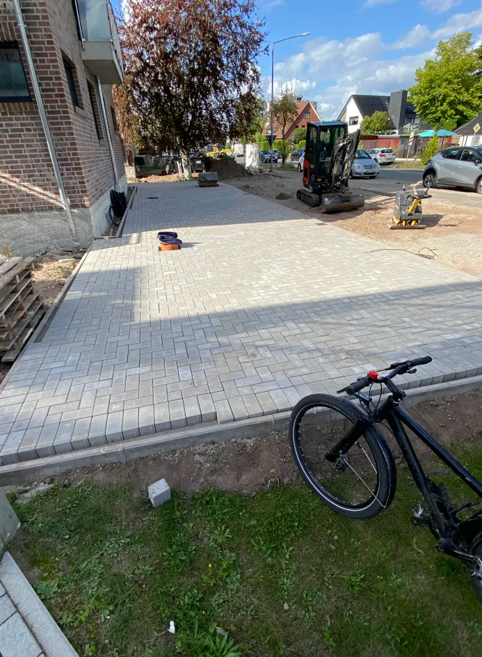 Ein Mann kniet in einem Garten und pflanzt Pflanzen.
