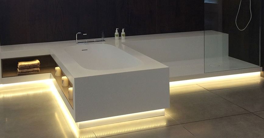 Plataforma blanca minimalista con iluminación LED cálida debajo en una habitación moderna.