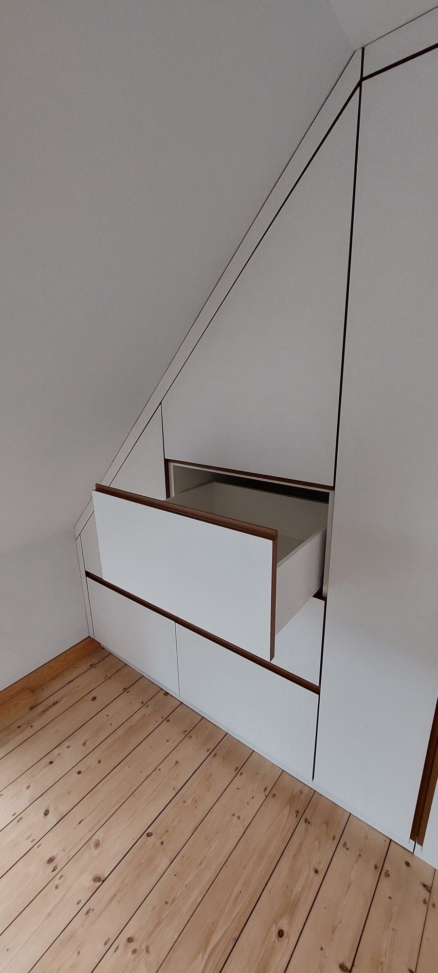 Weißer Einbauschrank im Schlafzimmer mit Schubladen