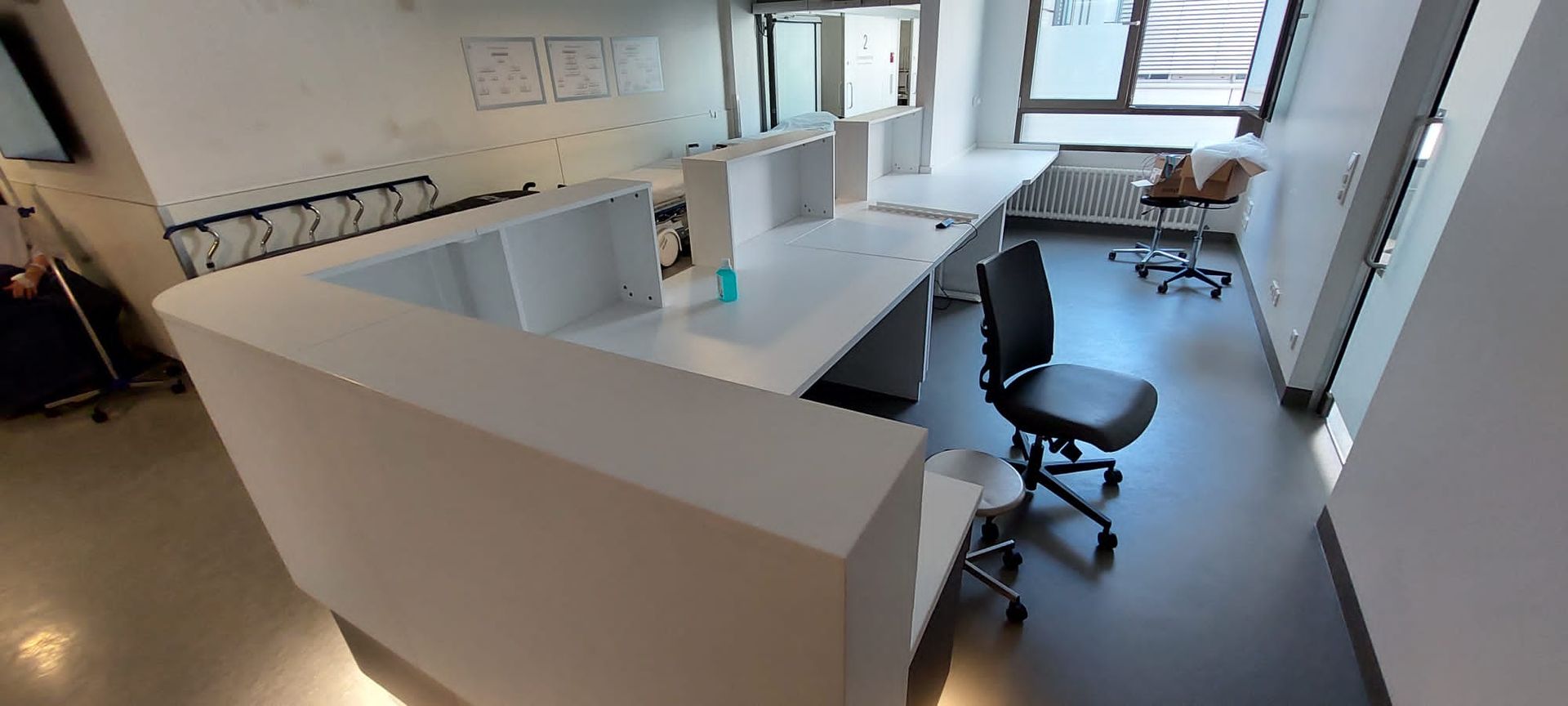 Die Empfangstheke von der Rückseite