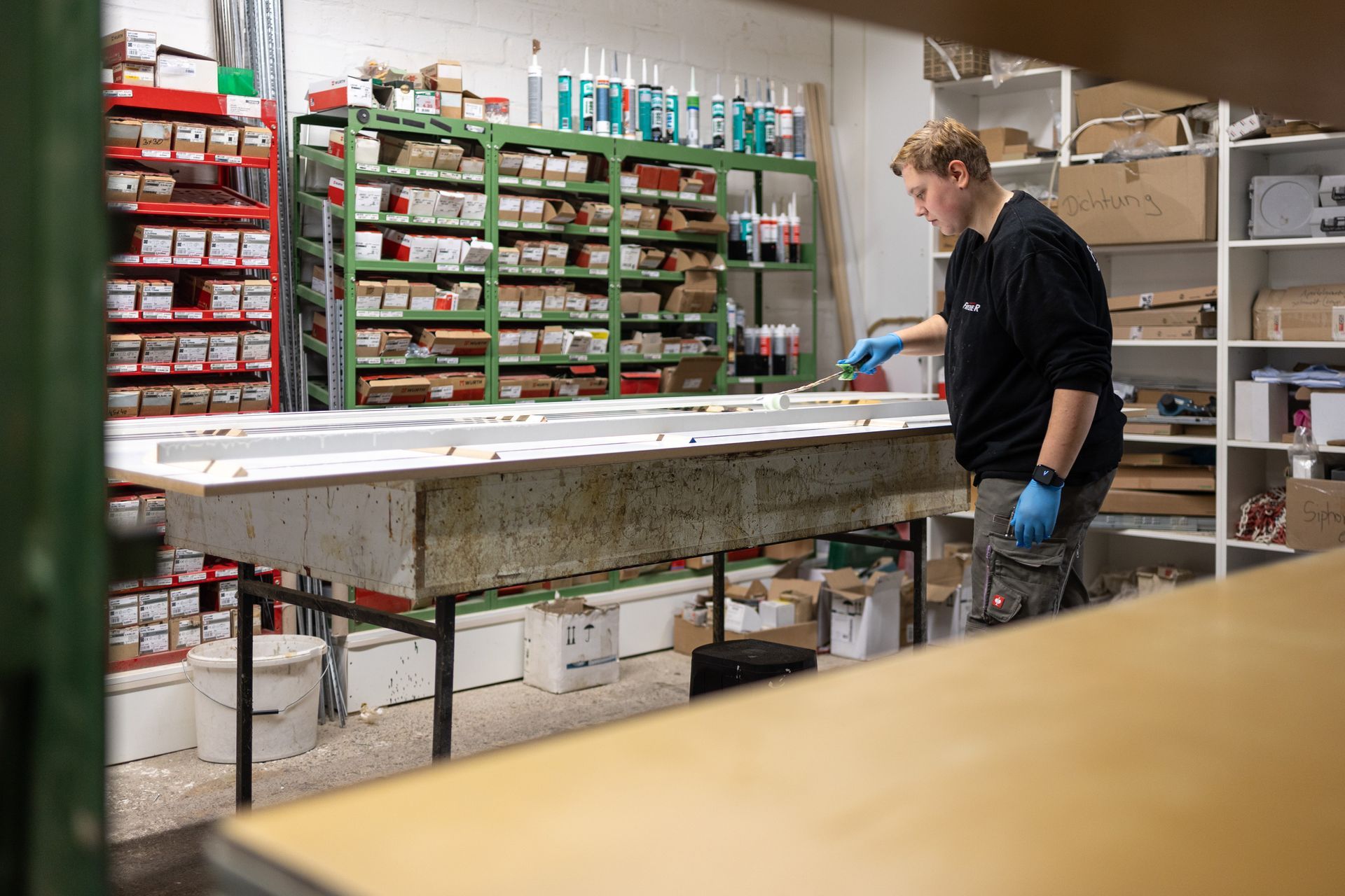 Mitarbeiter der Tischlerei Fritzemeier GmbH beim Lackieren