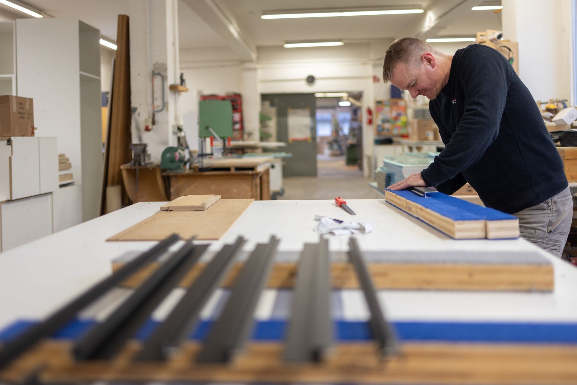 Mitarbeiter der Tischlerei Fritzemeier GmbH beim Vermessen von Holzstücken