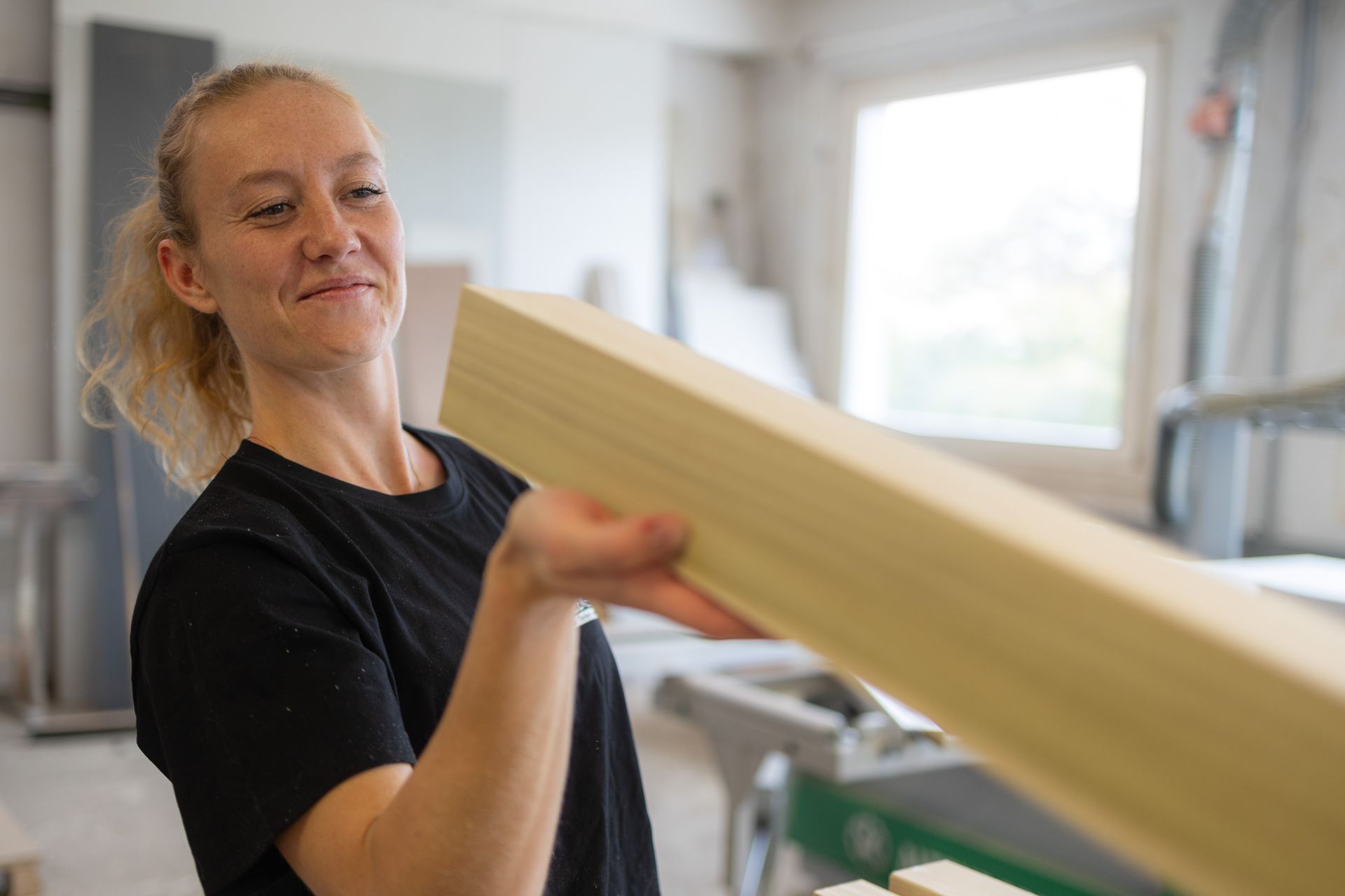 Nahaufnahme einer Tischlerin der Tischlerei Fritzemeier GmbH