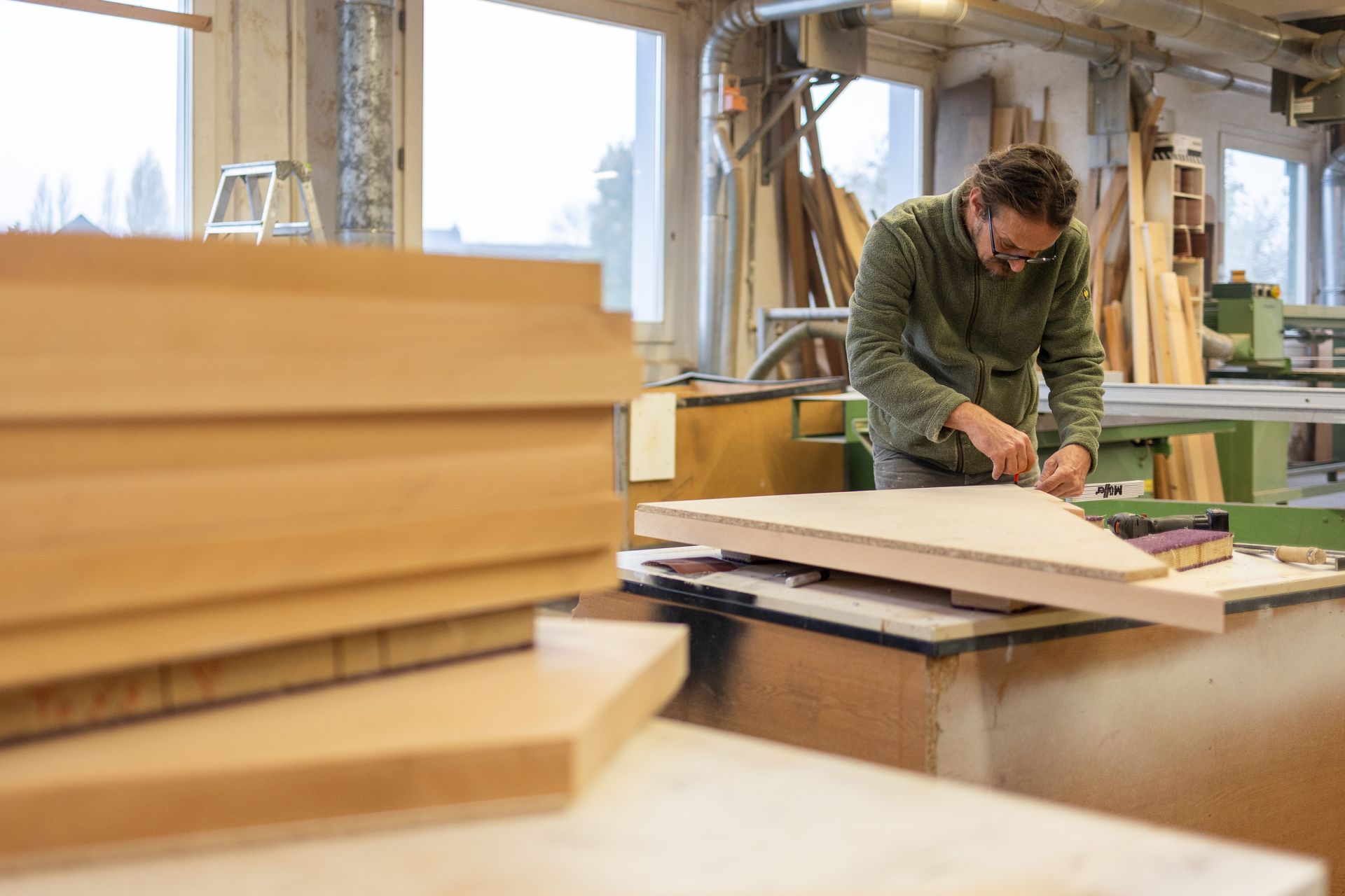Mitarbeiter von Tischlerei Fritzemeier beim Aufbau eines Einbauschrankes