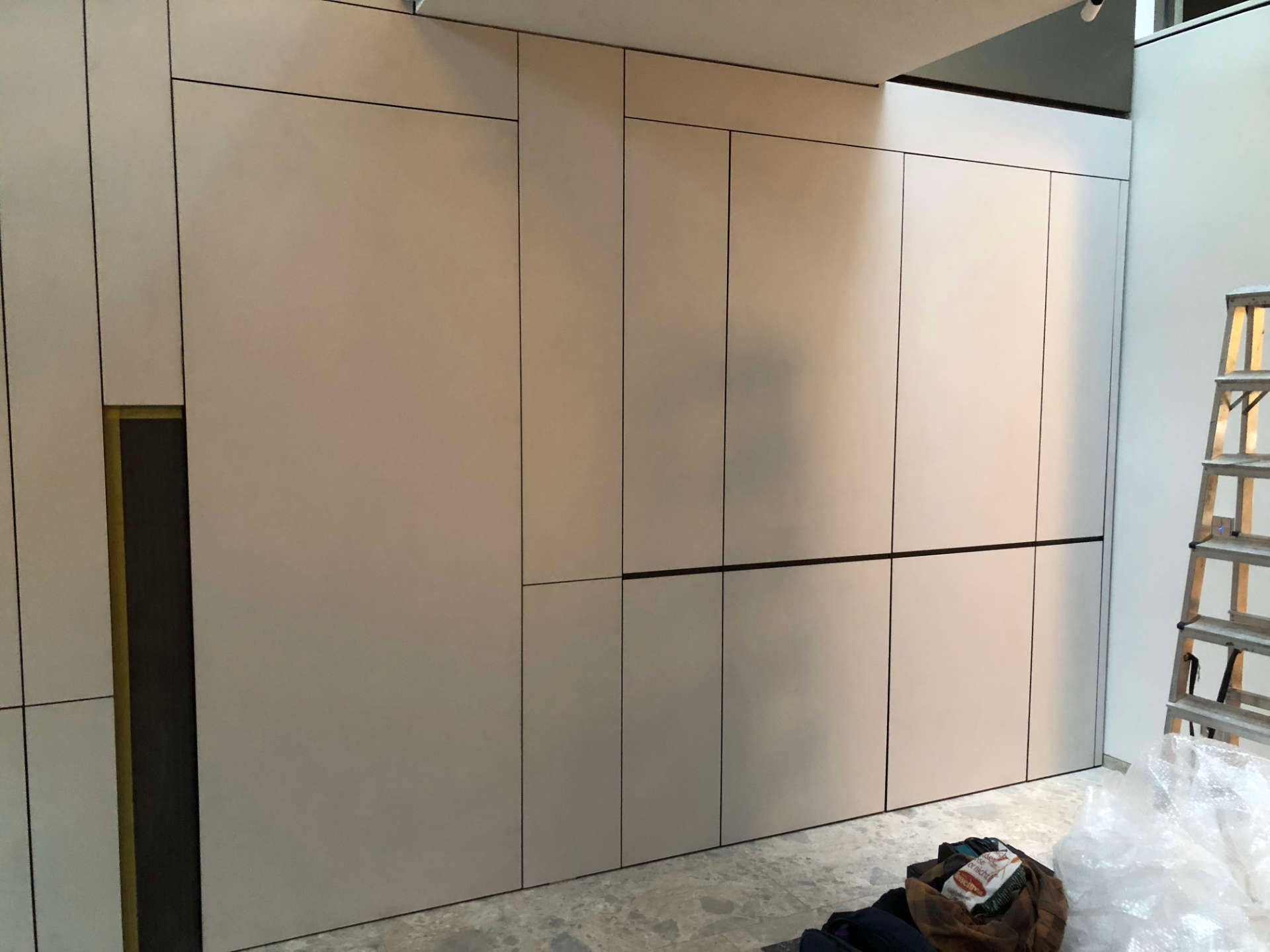 Wandschrank und Garderobe geschlossen