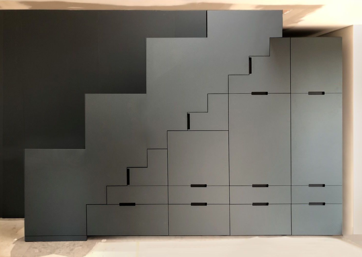 Aufbau einer Treppe mit integriertem Schranktüren darunter