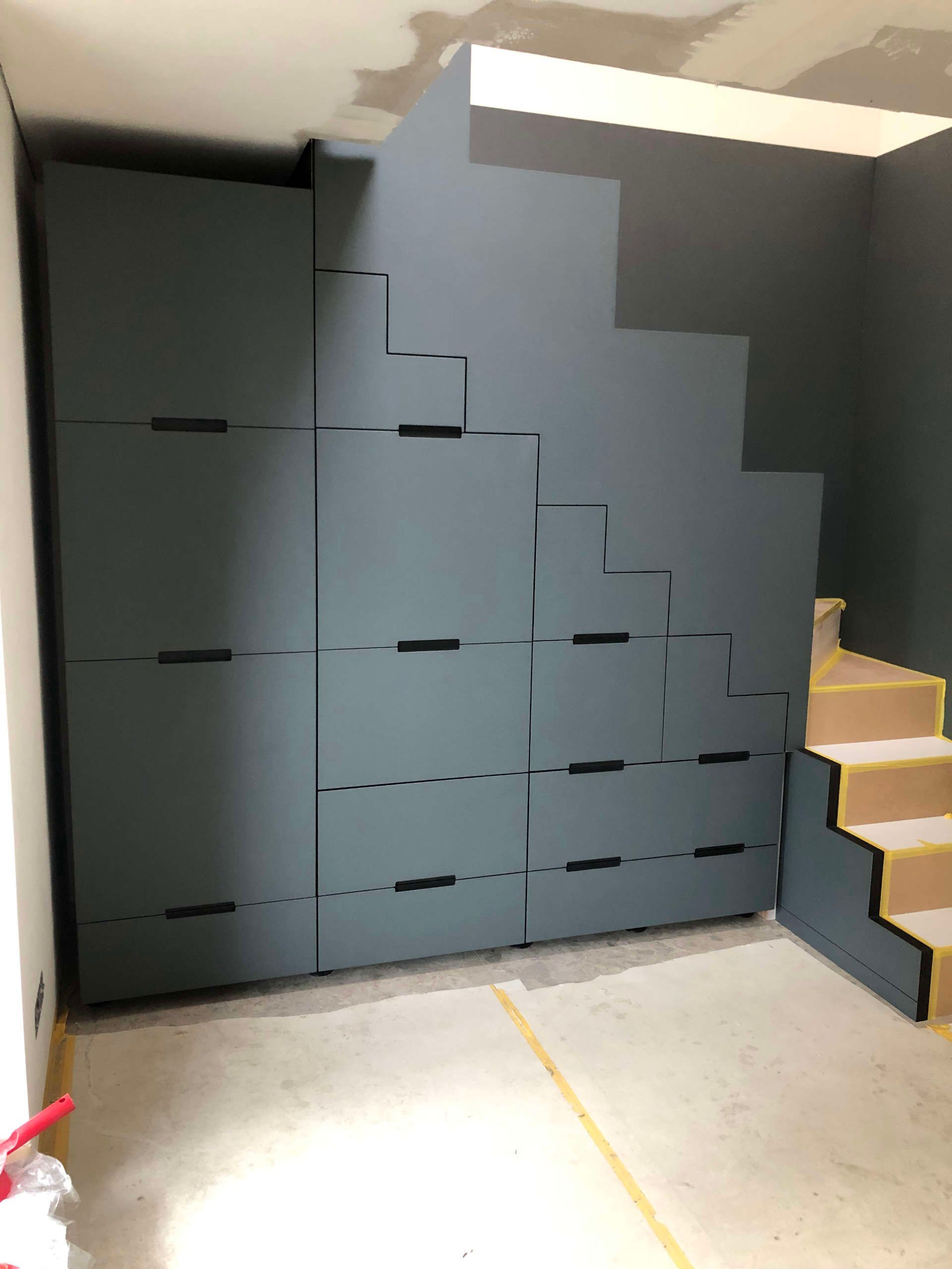 Aufbau einer Treppe mit integrierten Regalen und Schubfächern