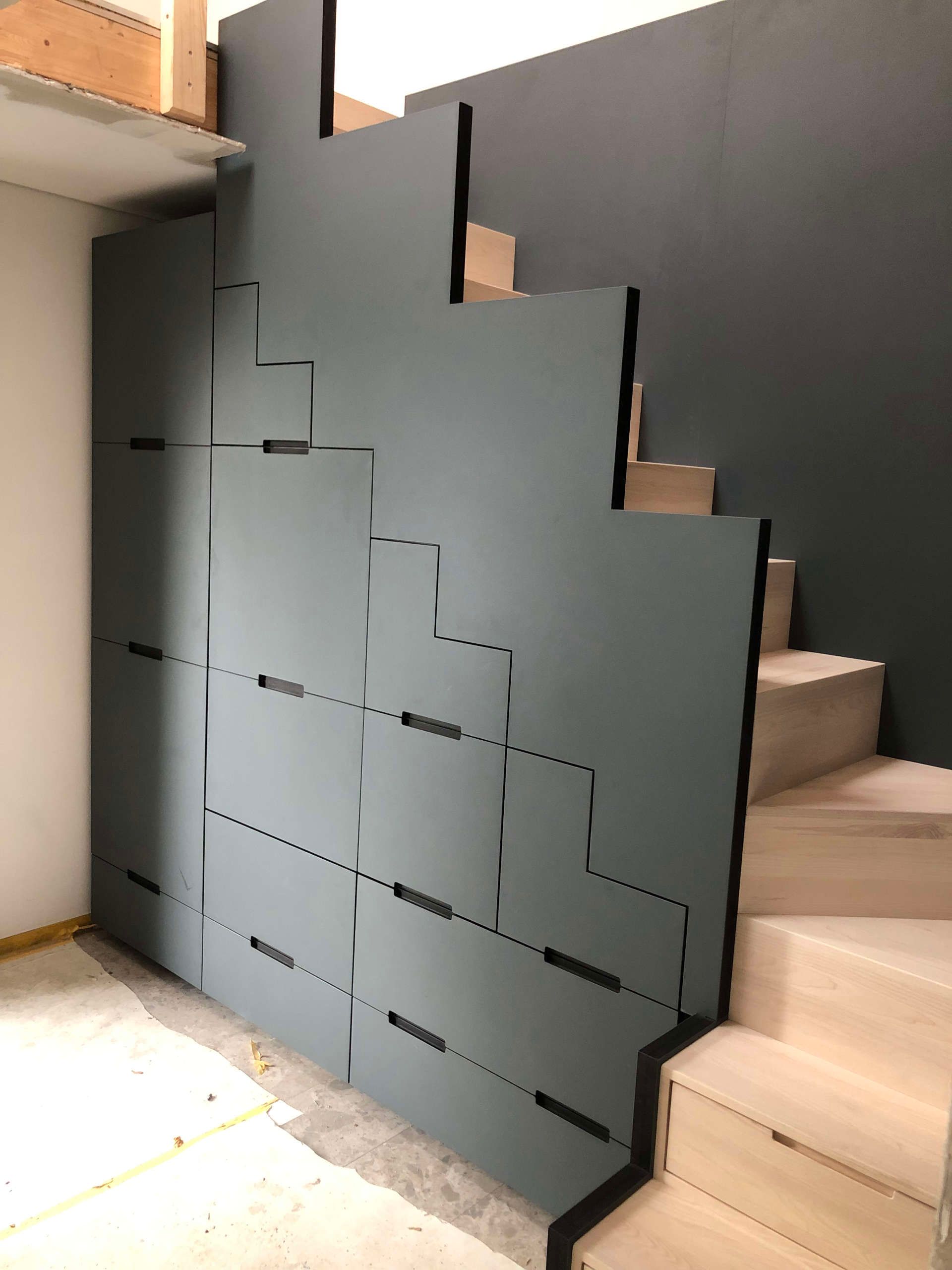 Treppe mit integrierten Regalen und Schubfächern unter dem Treppenaufgang