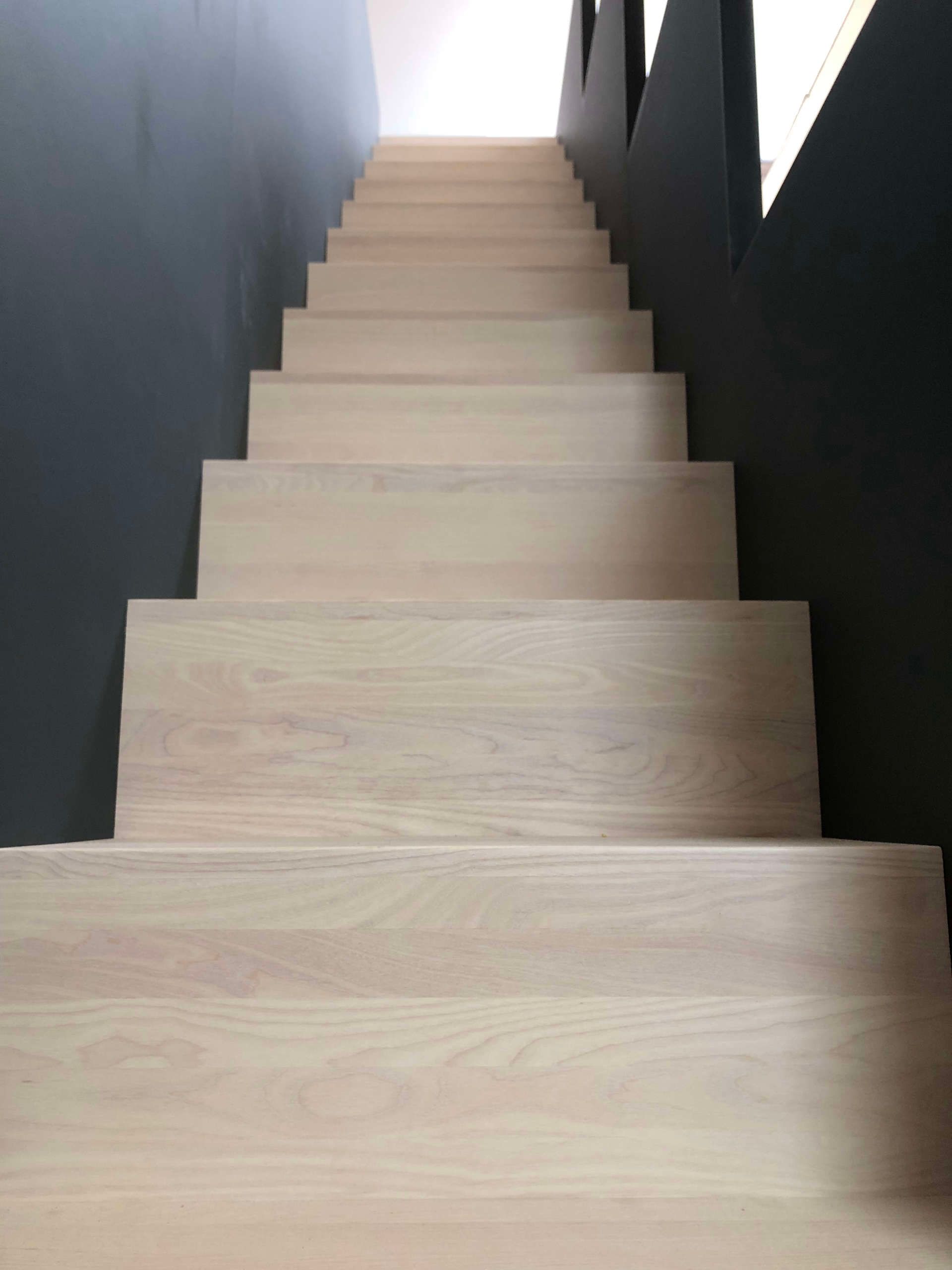 Nahaufnahme einer Treppe mit integrierten Regalen