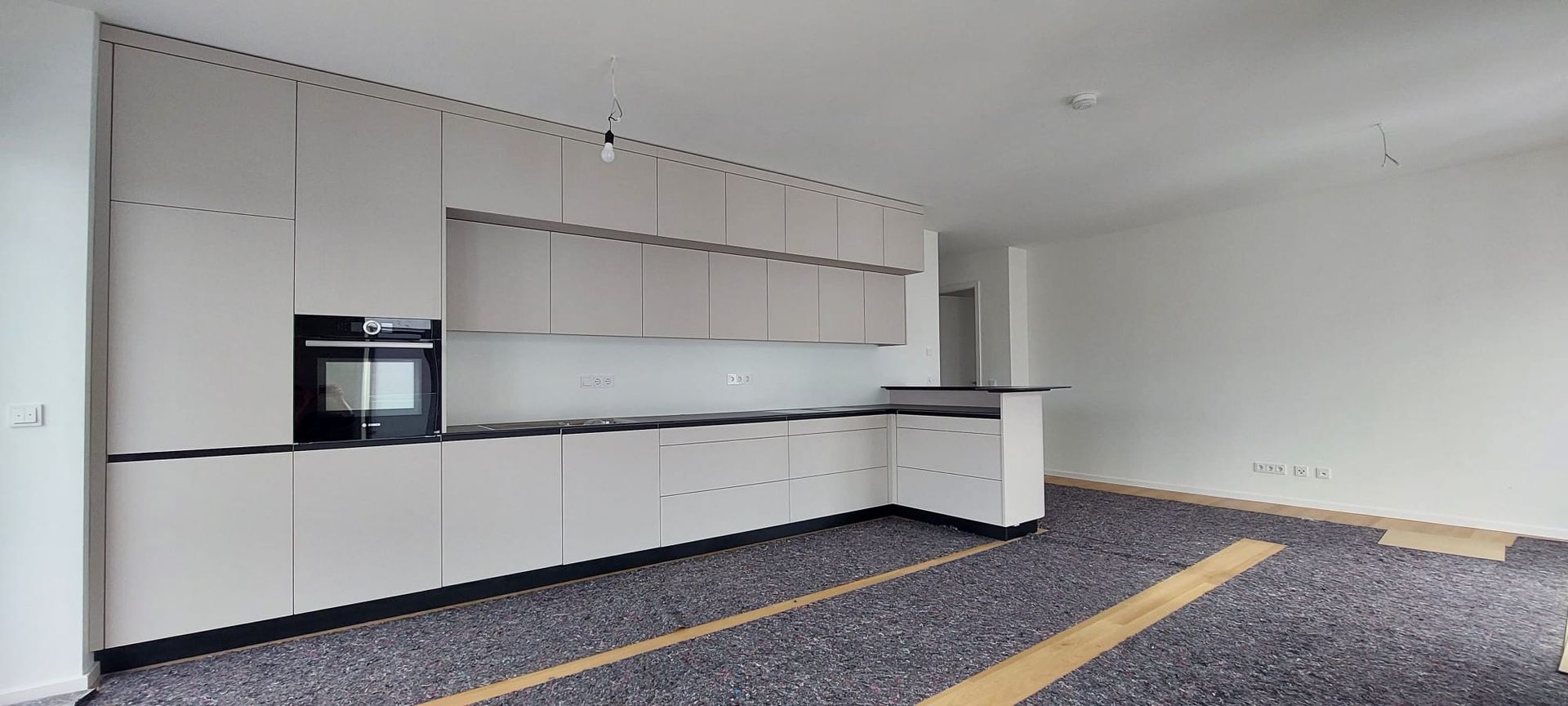 Aufbau einer weißen Küche in L-Form