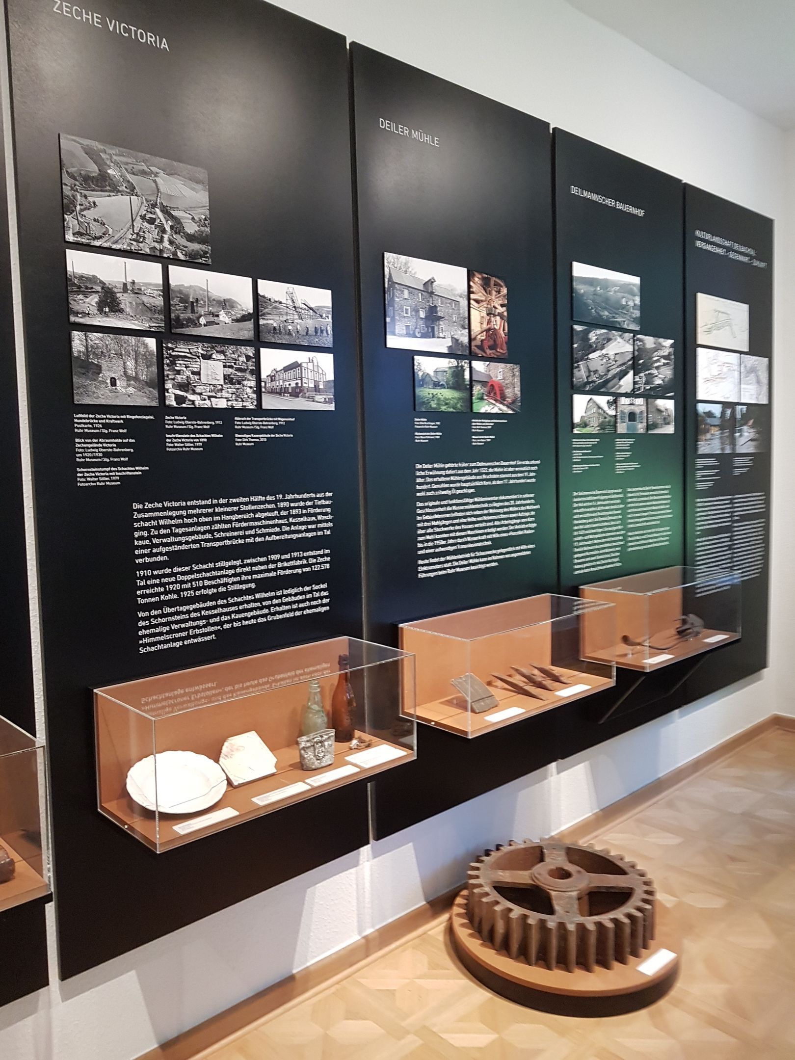 Tafeln mit Beschreibungen und Schaukästen im Ruhrmuseum