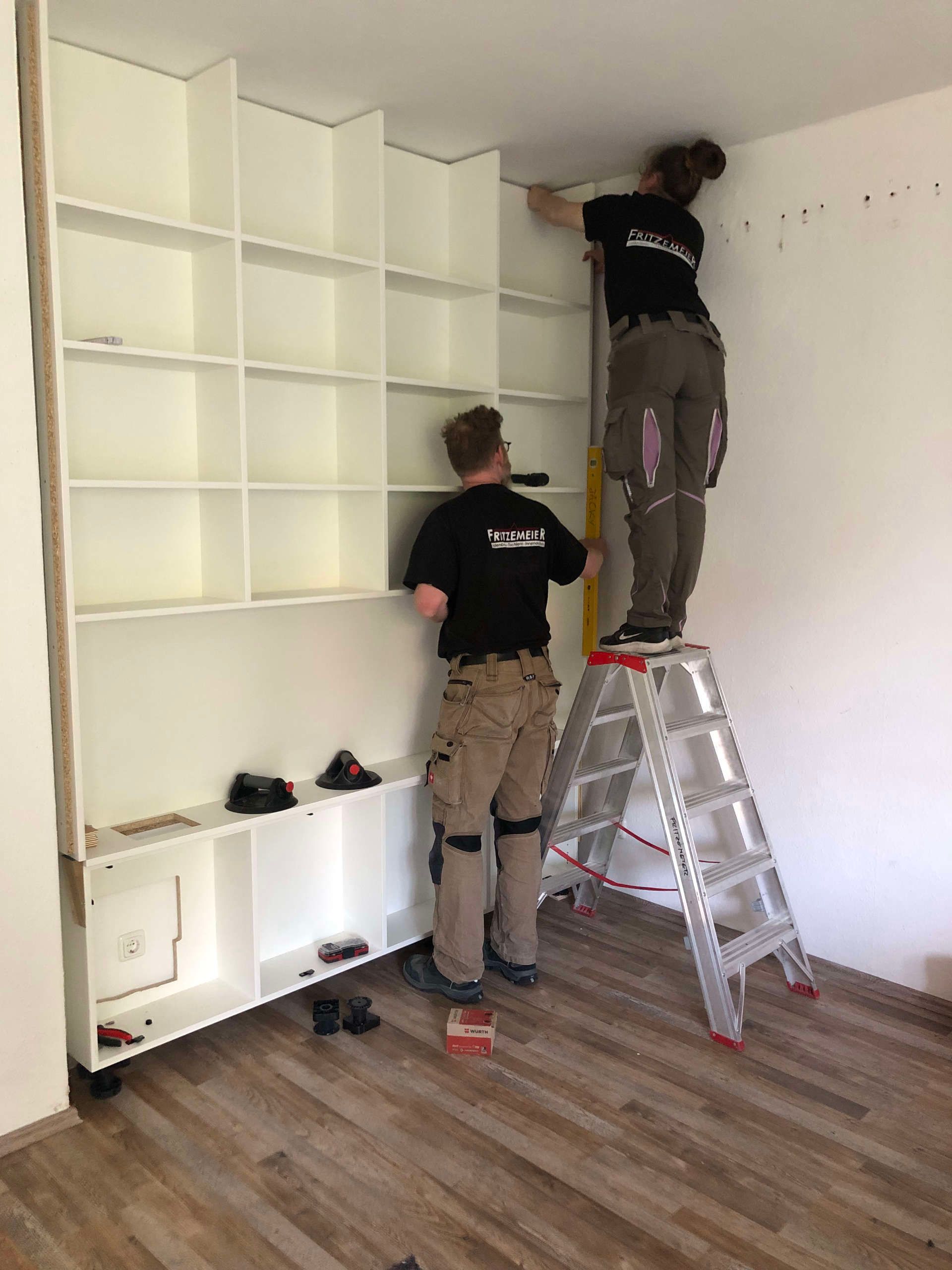 Mitarbeiter von Tischlerei Fritzemeier beim Aufbau eines Einbauschrankes