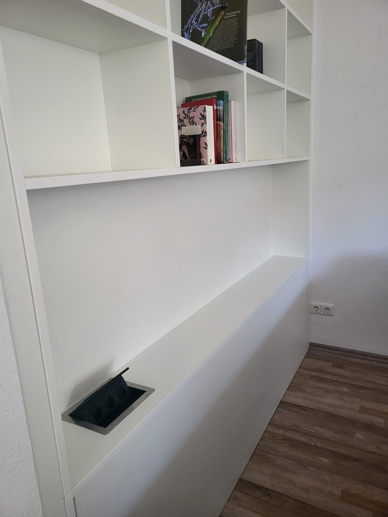 Weißer Einbauschrank mit offenen Regalen