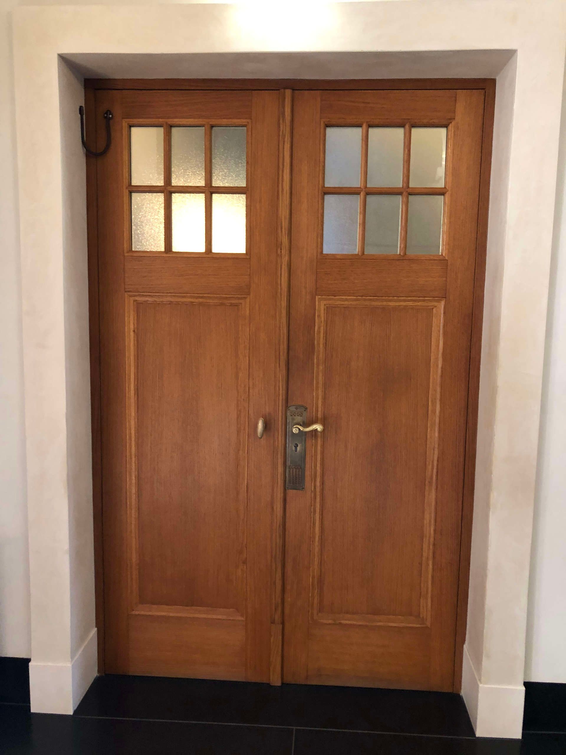 Haustür aus Holz mit kleinen Fenstern