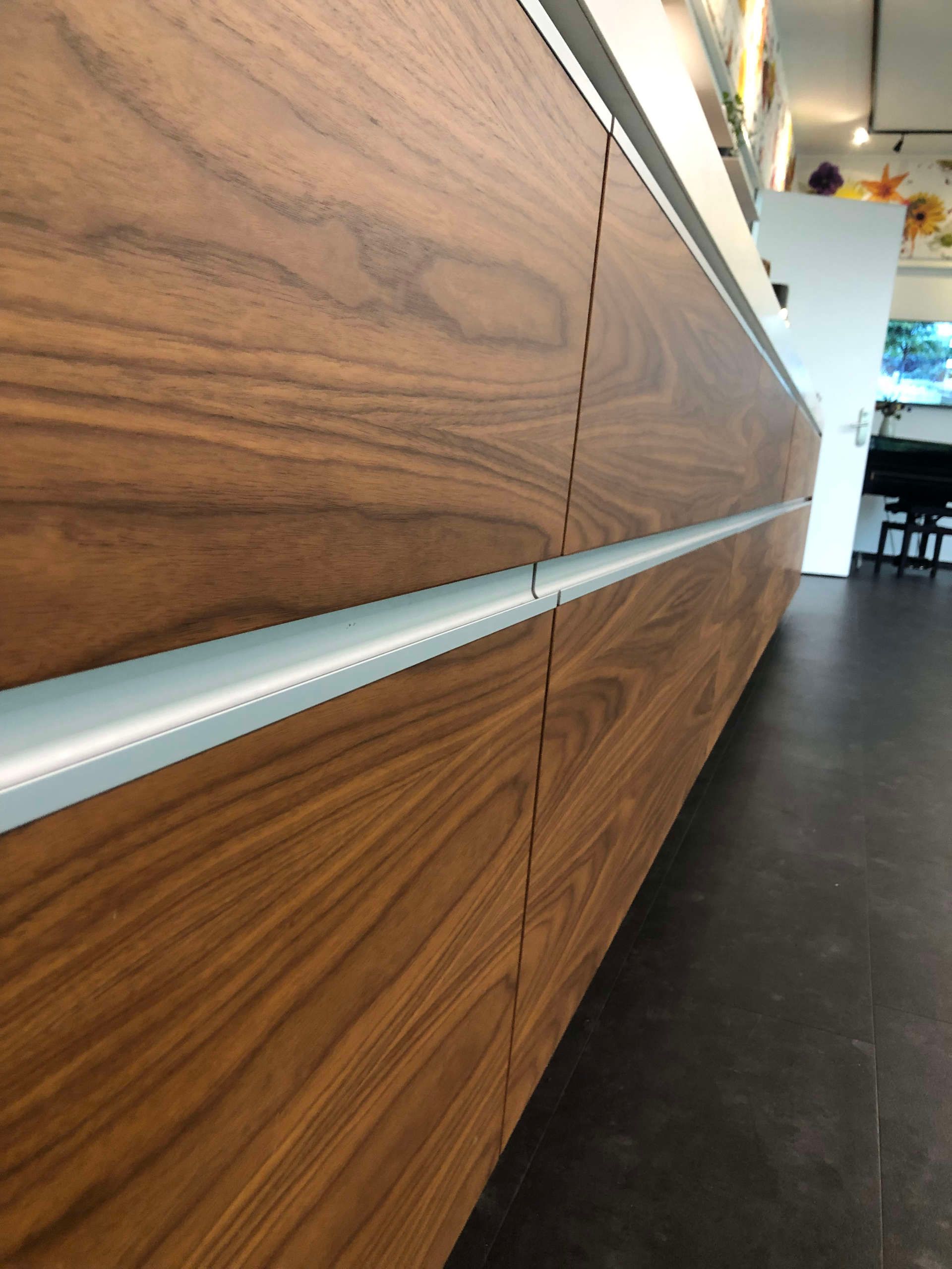 Nahaufnahme der Küche mit integrierter Beleuchtung