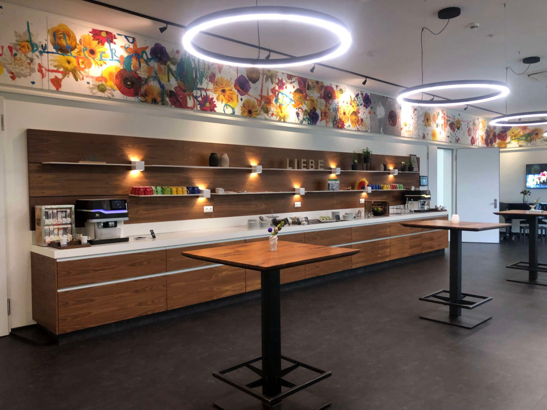 Lange Küchenzeile mit integrierter Beleuchtung und Stehtischen